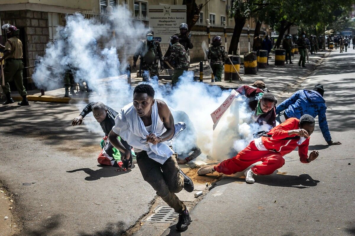 Demonstranten fliehen vor Tränengas während eines Protests gegen den Tod von Blogger Ojwang am Tag der Haushaltsrede im Juni in Nairobi. AFP (5)