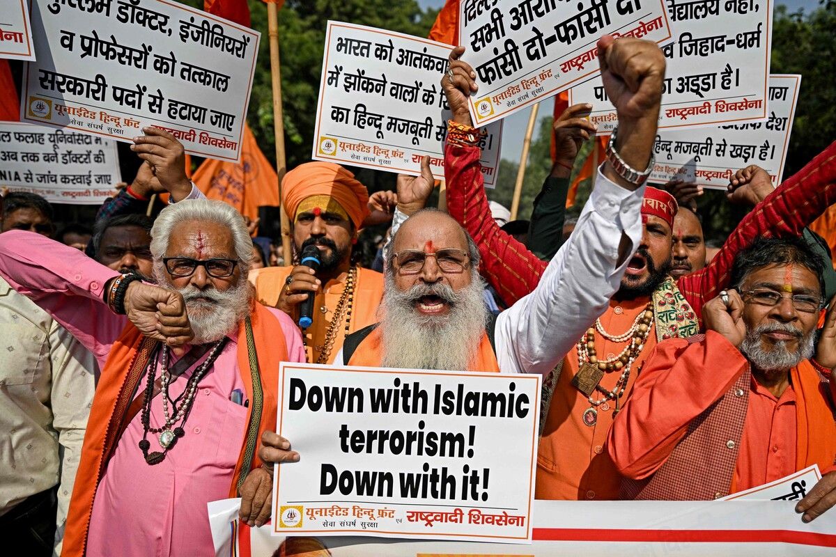 Demonstrierende rufen Parolen nach dem Autobombenanschlag in Neu-Delhi. Indien verspricht Gerechtigkeit für die Opfer des tödlichsten Attentats seit über zehn Jahren. AFP (5)