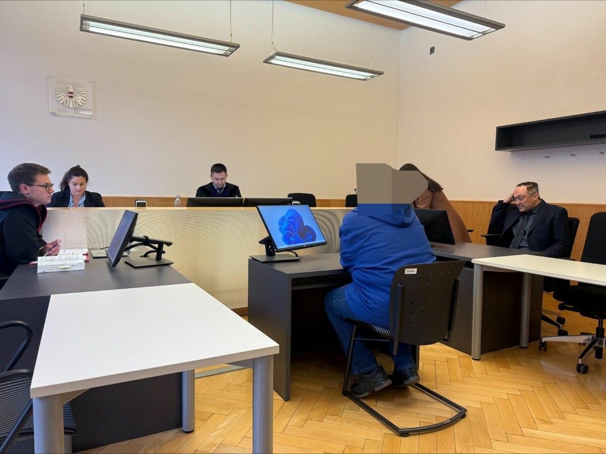 Der Angeklagte bei der Verhandlung am Landesgericht Feldkirch. ⇒vn/SKÖ