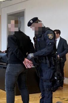 Der Angeklagte bei der Vorführung in den Gerichtssaal.⇒vn/köchle