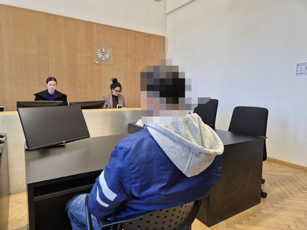 Der Angeklagte beim Prozess vor Richterin Franziska Klammer. ⇒Eckert