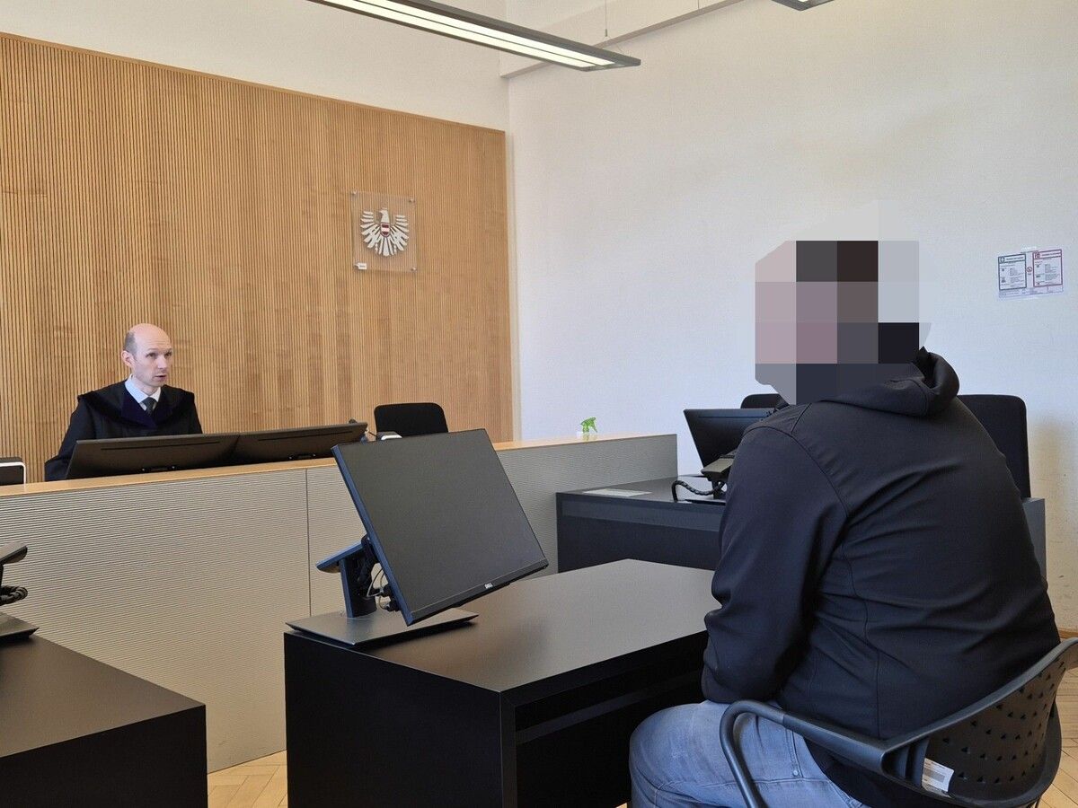 Der Angeklagte gebärdete sich während der Verhandlung sichtlich nervös.⇒ Eckert