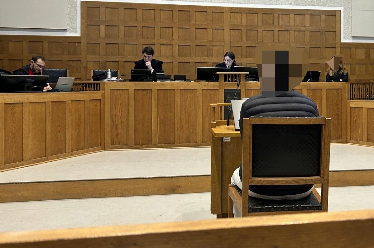 Der Angeklagte vor dem Geschworenensenat unter dem Vorsitz von Richterin Sabrina Tagwercher.⇒ vn/gs