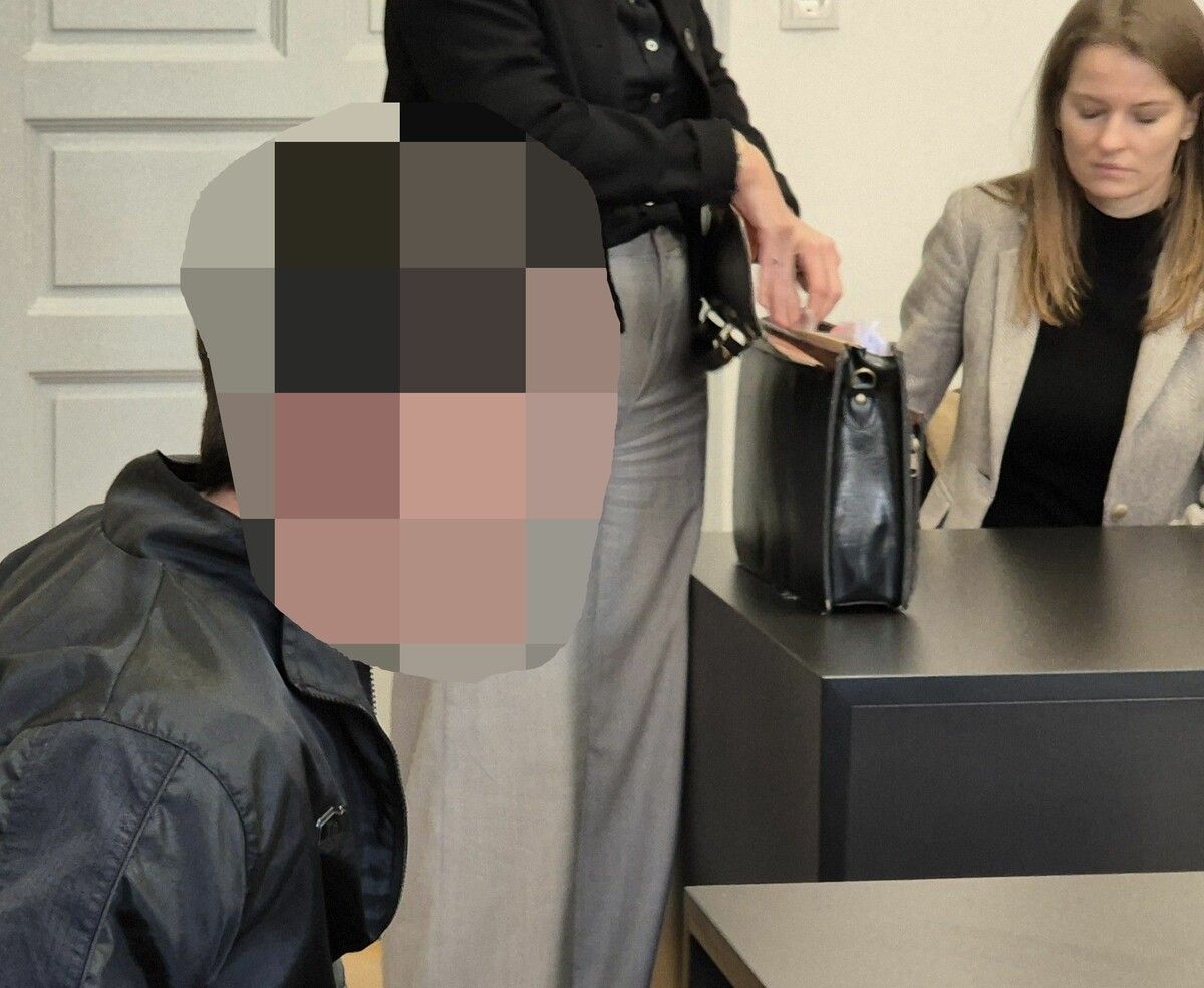 Der Angeklagte vor Gericht und die Anwältin des Opfers, das er attackiert hatte. ⇒Eckert