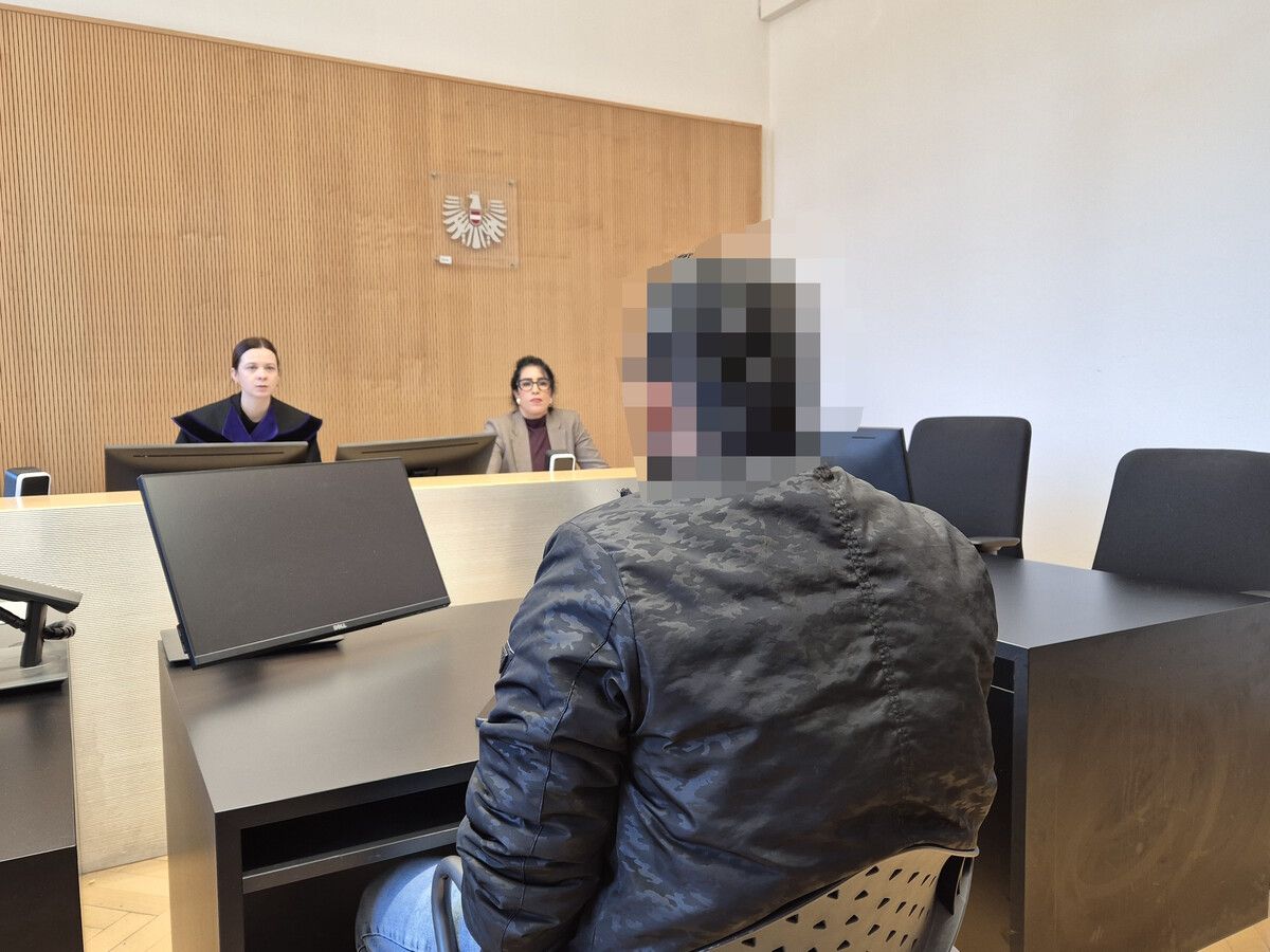 Der Angeklagte weist vor Gericht jede Schuld vehement von sich. ⇒Eckert