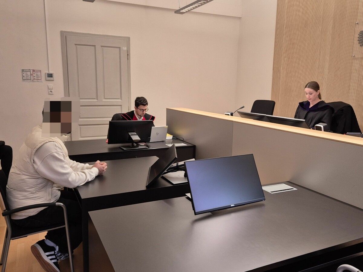 Der Angeklagte zeigt sich vor Gericht weder reumütig noch geständig. ⇒Eckert