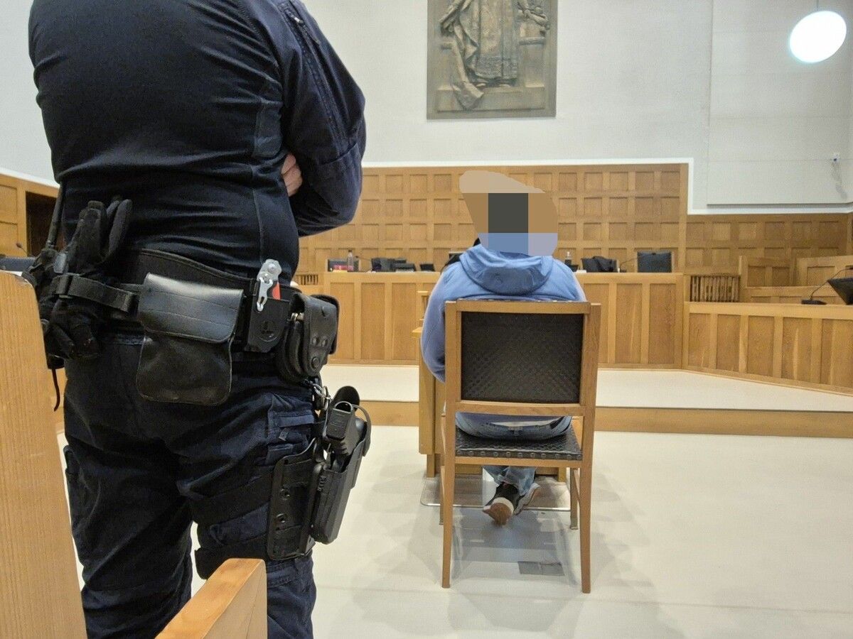 Der Betroffene wartet im Feldkircher Schwurgerichtssaal auf seine Verhandlung. ⇒eckert