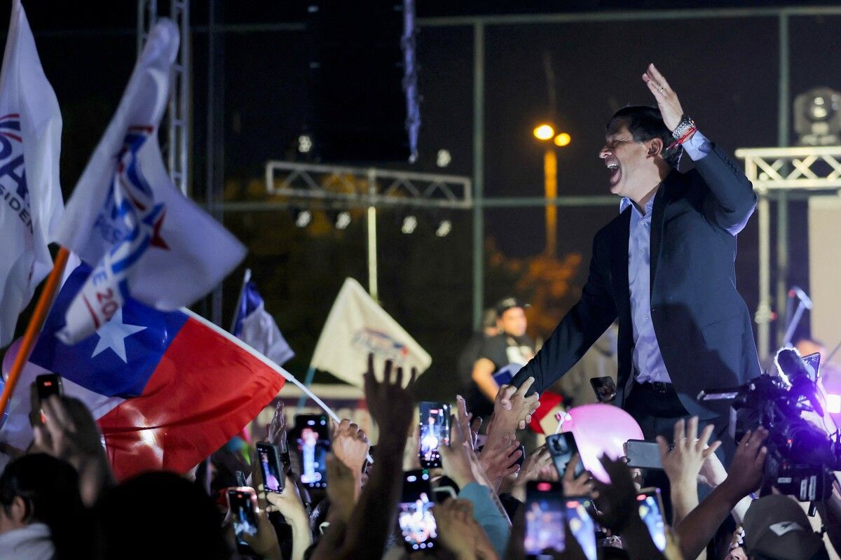Der chilenische Präsidentschaftskandidat Franco Parisi begrüßt seine Anhänger während seiner Abschlusskundgebung in La Pintana in Santiago.