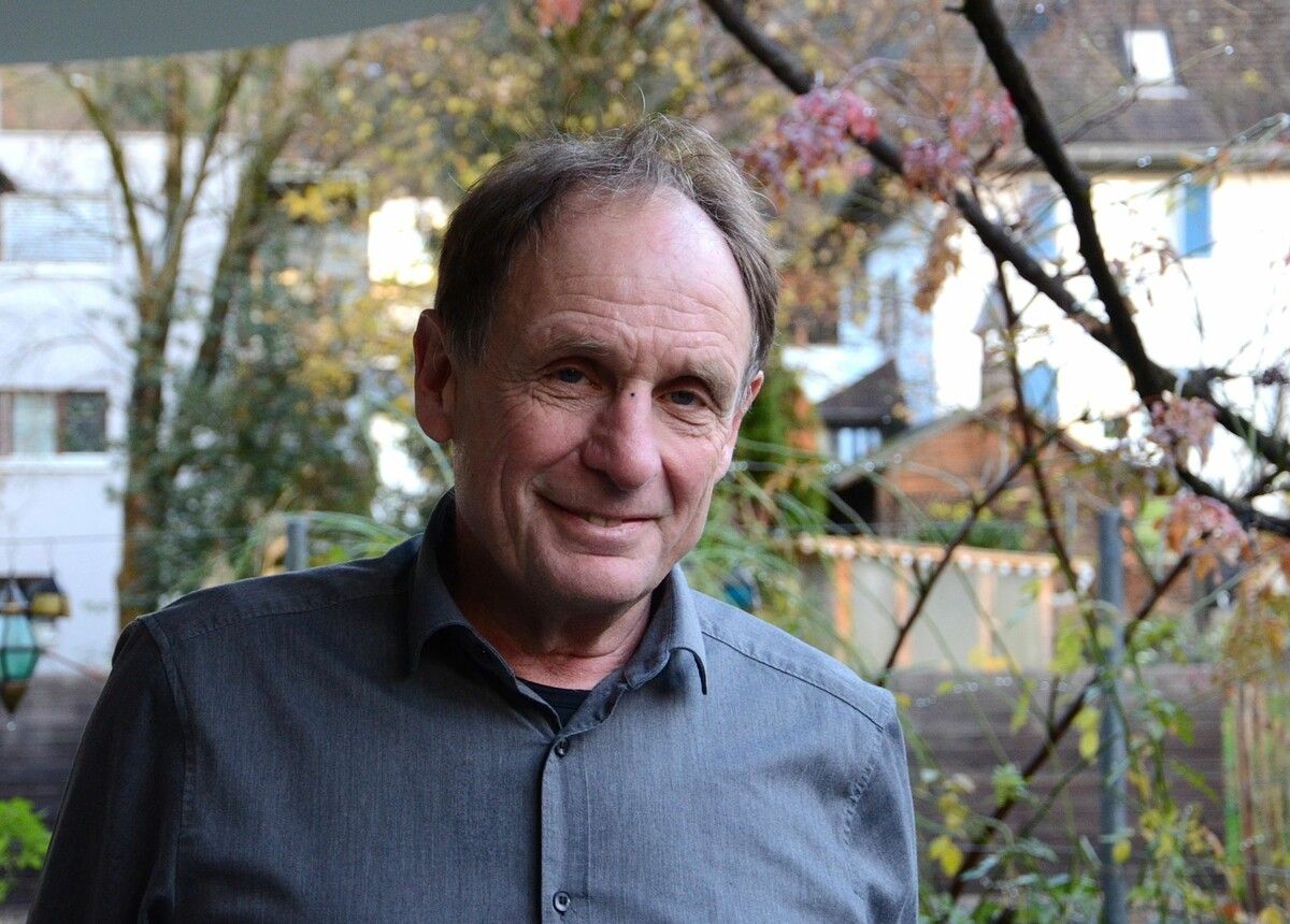 Der ehemalige Direktor der HAK Bregenz, Manfred Hämmerle, erzählt die Geschichte der Firma Mäser–Elastisana.