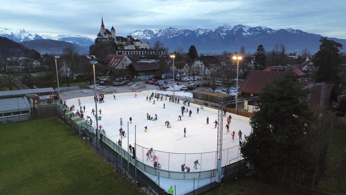 Der Eislaufplatz auf der Rankweiler Gastra startet in die neue Saison. ⇒Gemeinde
