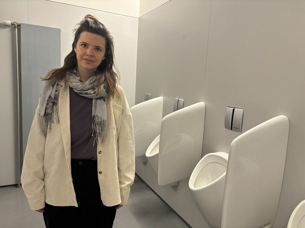 Der erste Besuch in einer WC-Anlage mit Pissoirs war ungewohnt, aber positiv für Nina Fessler. ⇒VN/Grundner