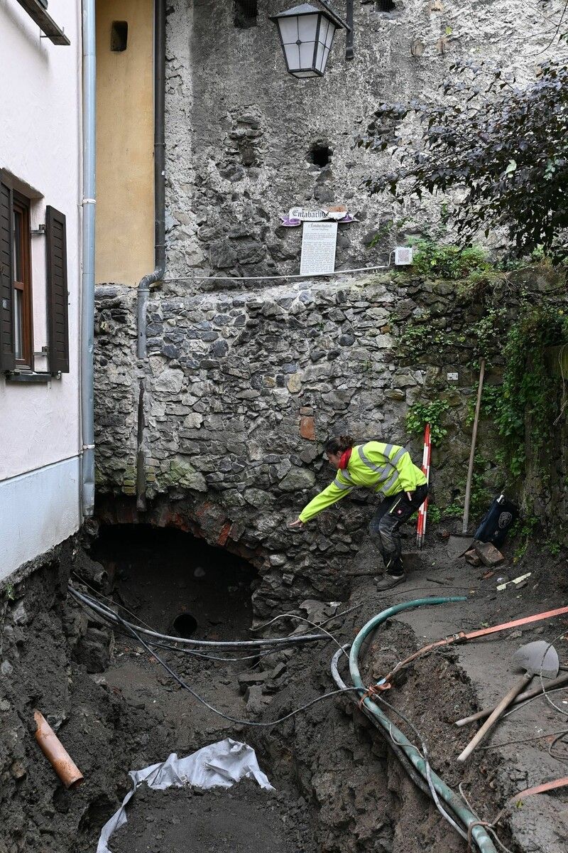 Der freigelegte Kanal verläuft in Nord-Süd-Richtung und durchschneidet die Stadtmauer.