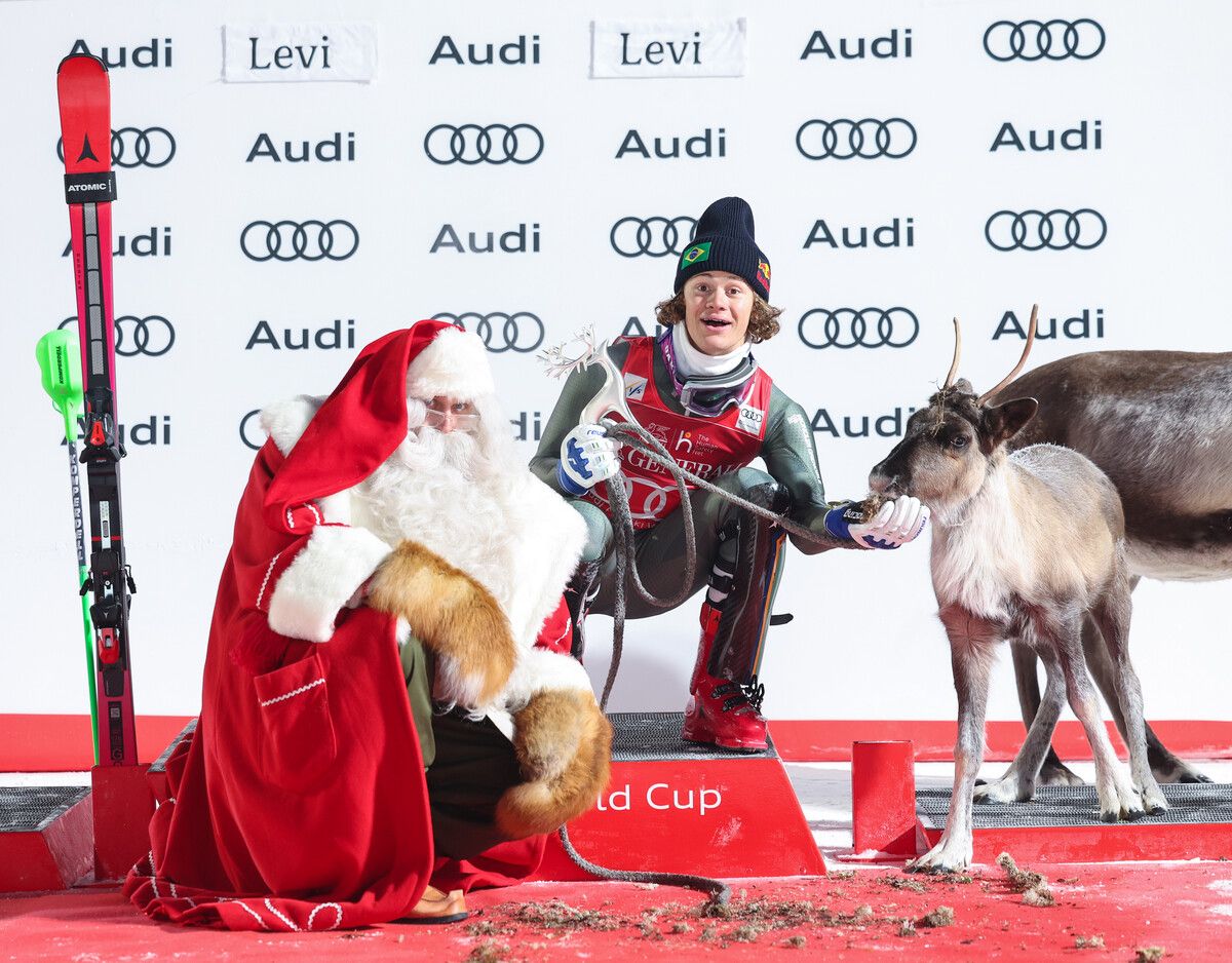 Der gebürtige Norweger Lucas Braathen in Feierlaune nach dem ersten brasilianischen Weltcupsieg.⇒GEPA