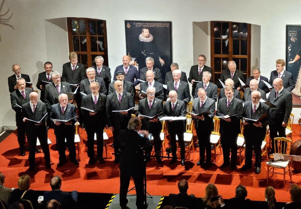 Der Gesangverein erneuert seine 65 Jahre alte Fahne. ⇒gesangsverein