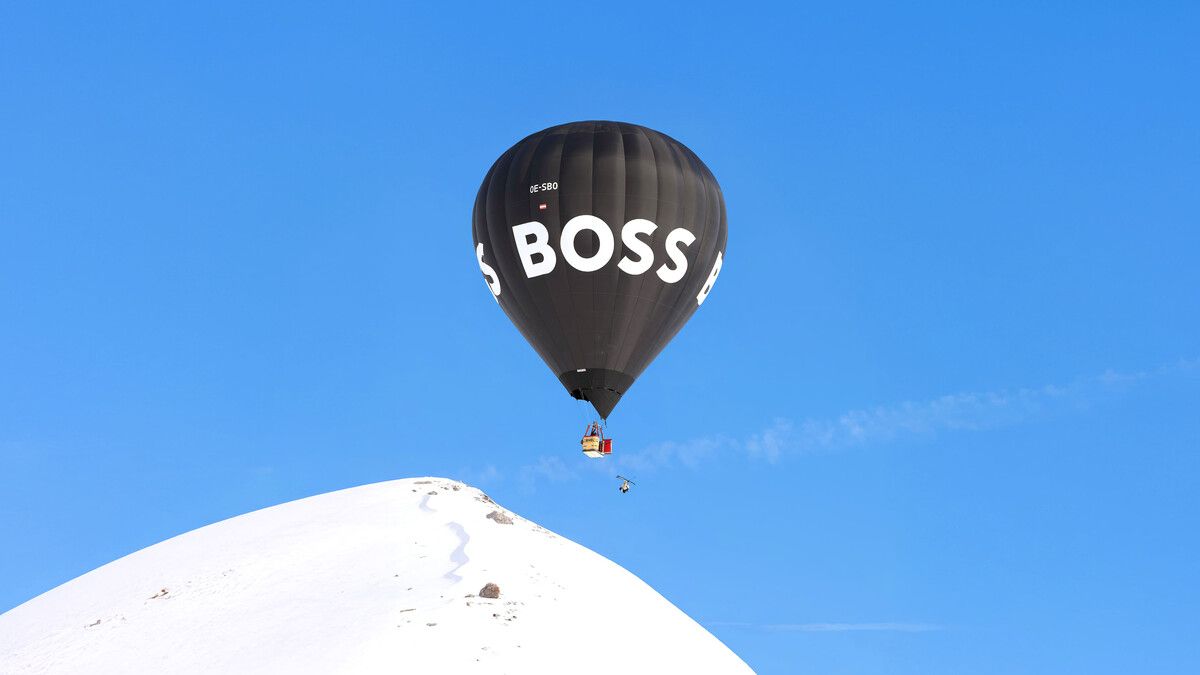 Der große Moment: Freeskier David Meier beim Sprung aus dem Ballon.⇒Jakub Sedivy