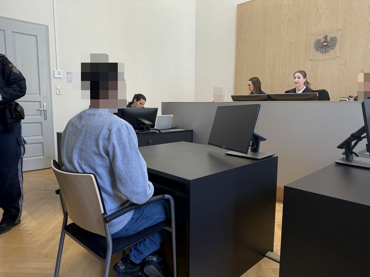 Der in Deutschland Geborene sitzt wegen schweren Raubes vor Gericht.⇒SKÖ