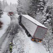 Keine Schneeketten montiert – Lkw drohte abzustürzen