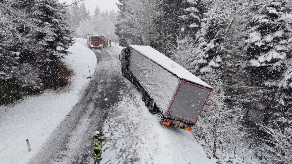 Der Lkw geriet ins Abseits und damit in eine gefährliche Lage. ⇒VOL.AT