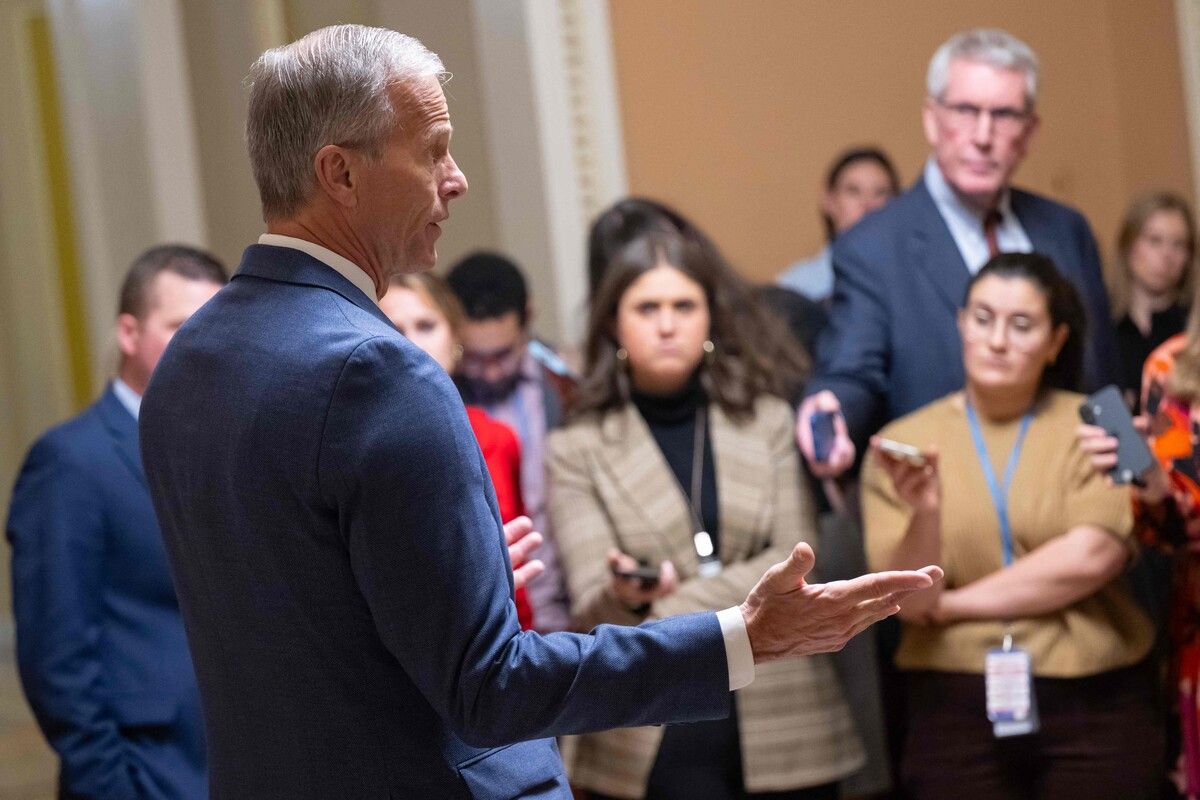Der Mehrheitsführer der Republikaner im Senat, John Thune, äußert sich nach dem Senatsbeschluss zur Beendigung des längsten Shutdowns vor Journalisten.⇒AFP