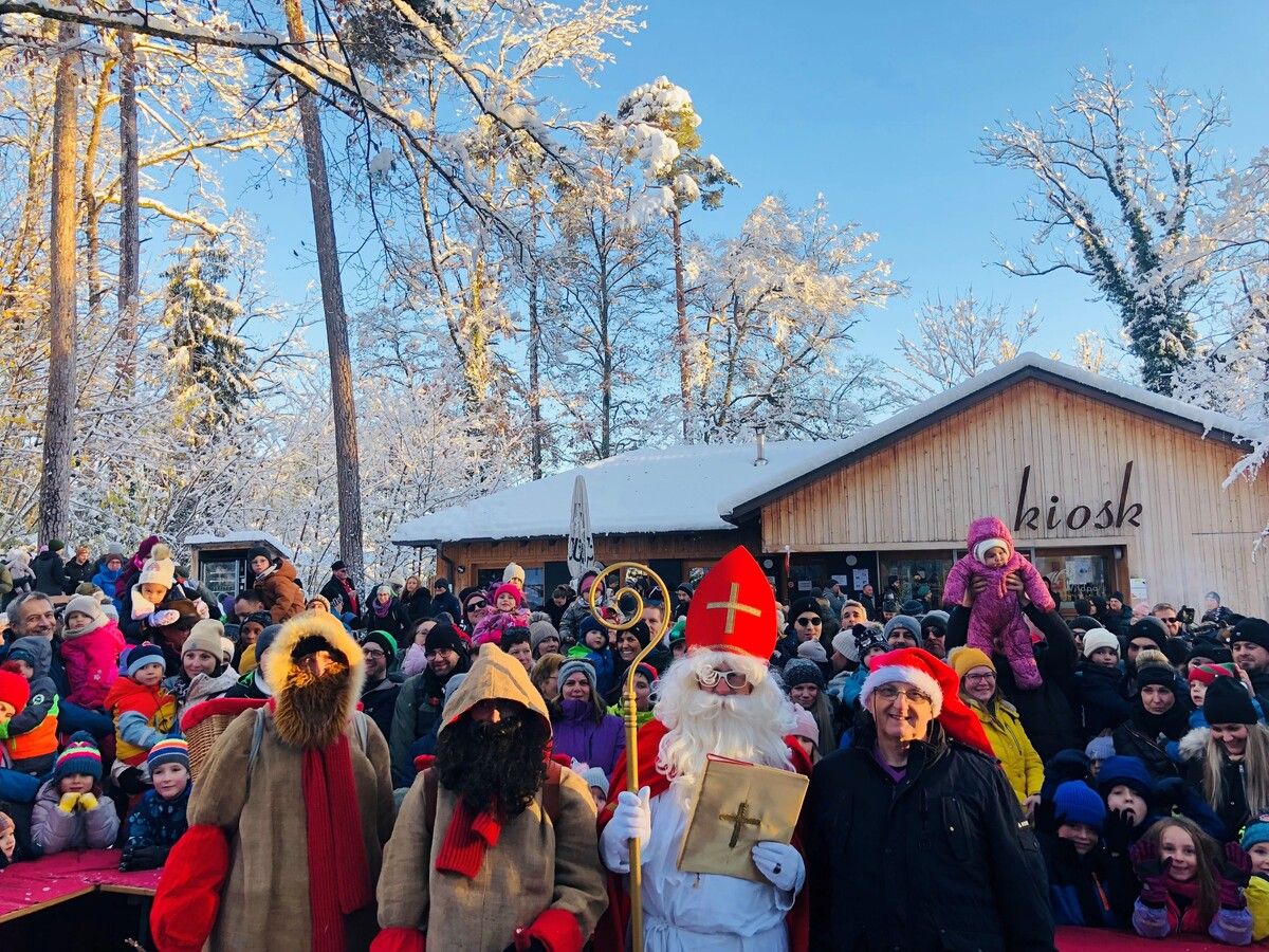 Der Nikolaus verteilt beim Wildpark-Kiosk wieder kleine Überraschungen.⇒Lebenshilfe