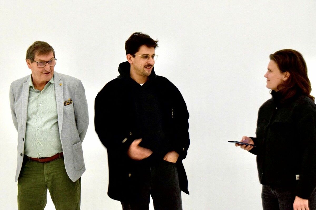 Der Obmann des Vereins allerArt Bludenz, Wolfgang Maurer, mit dem Künstler Clemens Tschurtschenthaler und Kuratorin Anne Zühlke.