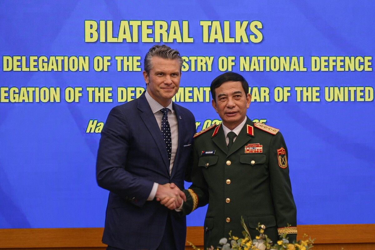 Der vietnamesische Verteidigungsminister Phan Van Giang und US-Verteidigungsminister Pete Hegseth begrüßen sich während eines bilateralen Treffens in Hanoi.