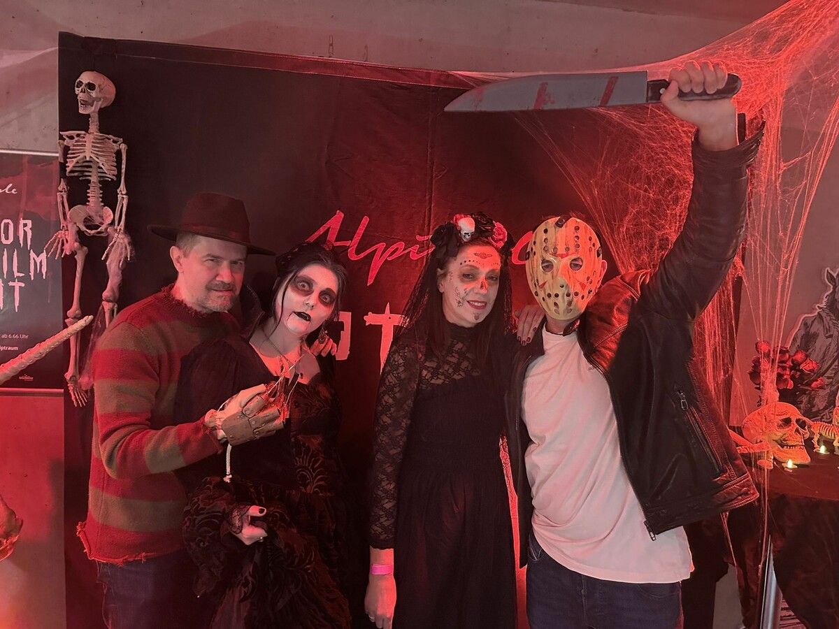 Dian Cehic, Rebekka Rinderer, Biljana und Nikita Augustinovic kamen stilgerecht gekleidet zur Horrorkurzfilmnacht.⇒bi (3)