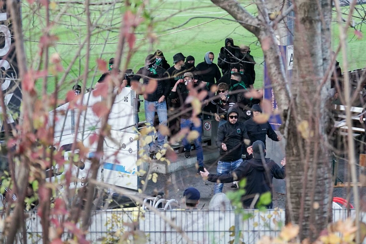 Die aggressiven Wacker Innsbruck-Fans stürmten auf die Osttribüne beim SCRA-Clubheim.⇒Luka Kolanovic