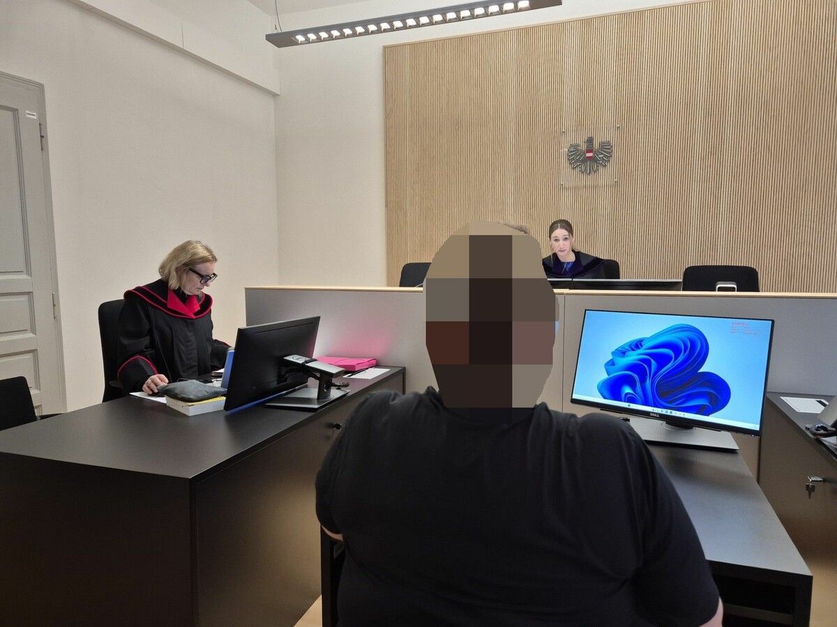 Die Angeklagte stand während der Verhandlung einfach auf und lief davon.⇒eckert