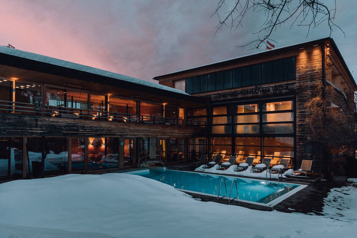 Die Architektur des Hotels folgt den Prinzipien der Vorarlberger Holzbaukultur und nutzt natürliche Materialien wie Lehm und heimisches Holz.⇒ FA