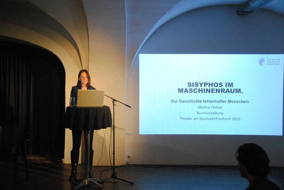 Die Autorin Martina Heßler vermittelte prägnant das Spannungsfeld zwischen Mensch und Maschine.⇒Monika Bischof