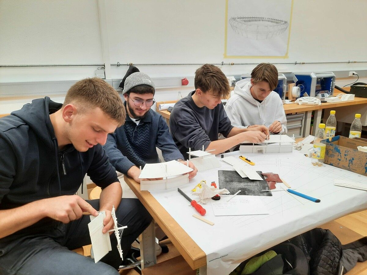 Die Bautechnik-Abteilung stellt Modelle und Werkstücke vor – praxisnah und beeindruckend.⇒EMU