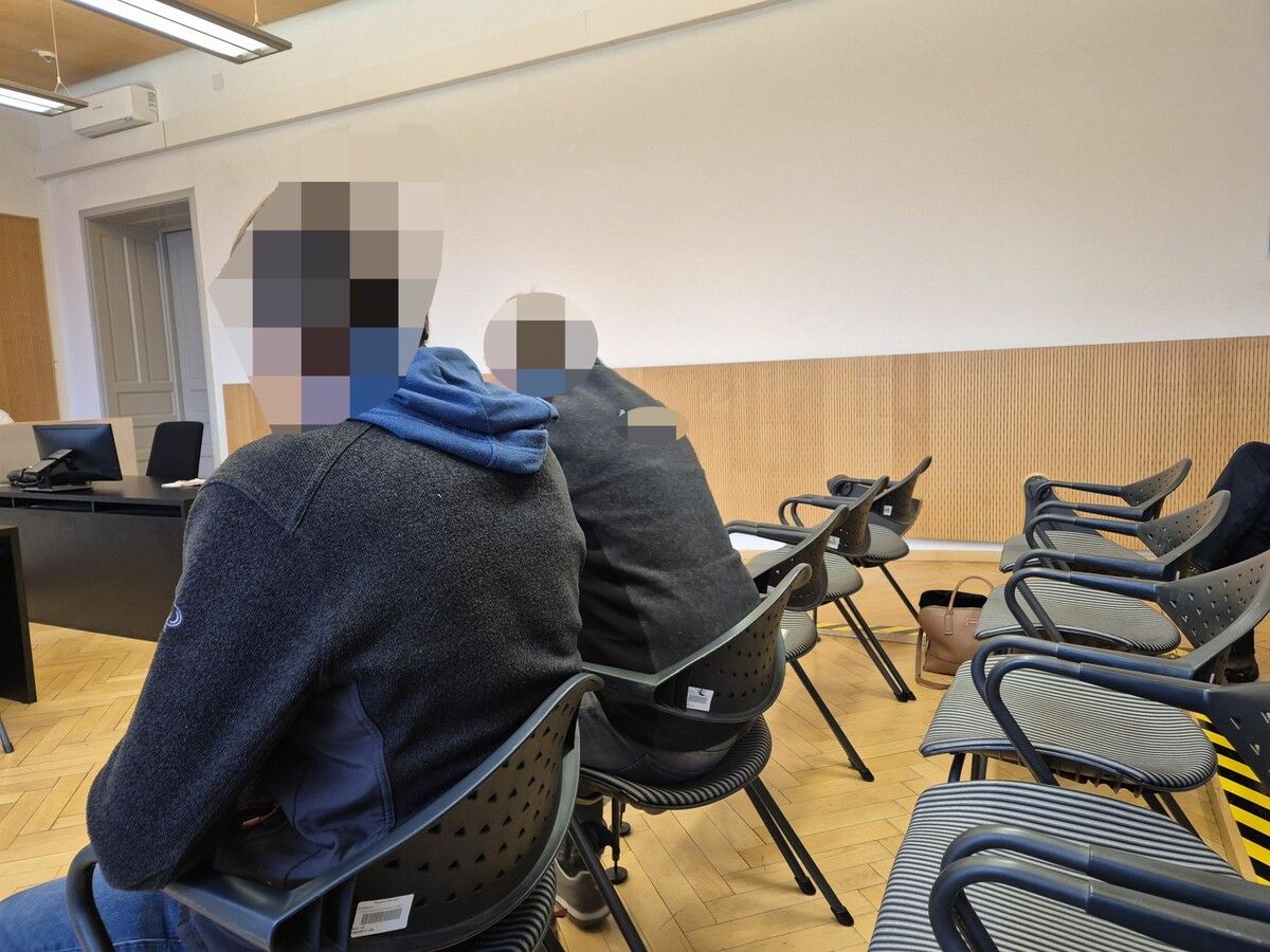 Die beiden Angeklagten bei der Verhandlung vor Gericht. ⇒eckert