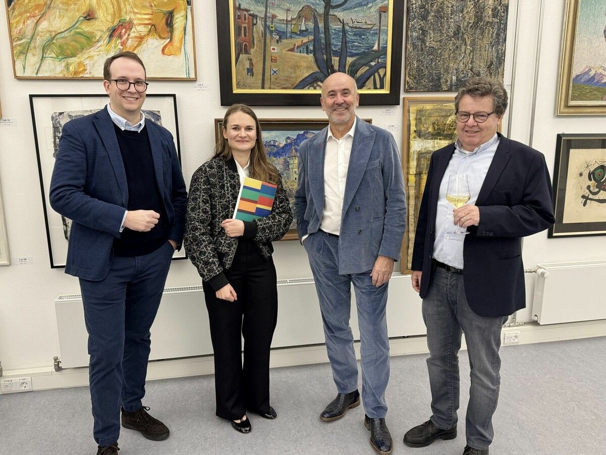 Die beiden Gesellschafter und Geschäftsführer Marie-Christine Metzler und Arno Schuchter (Mitte) mit den Gesellschaftern Maximilian Hutz und Markus Flatz bei der Eröffnungsfeier.⇒Sigrid Juen