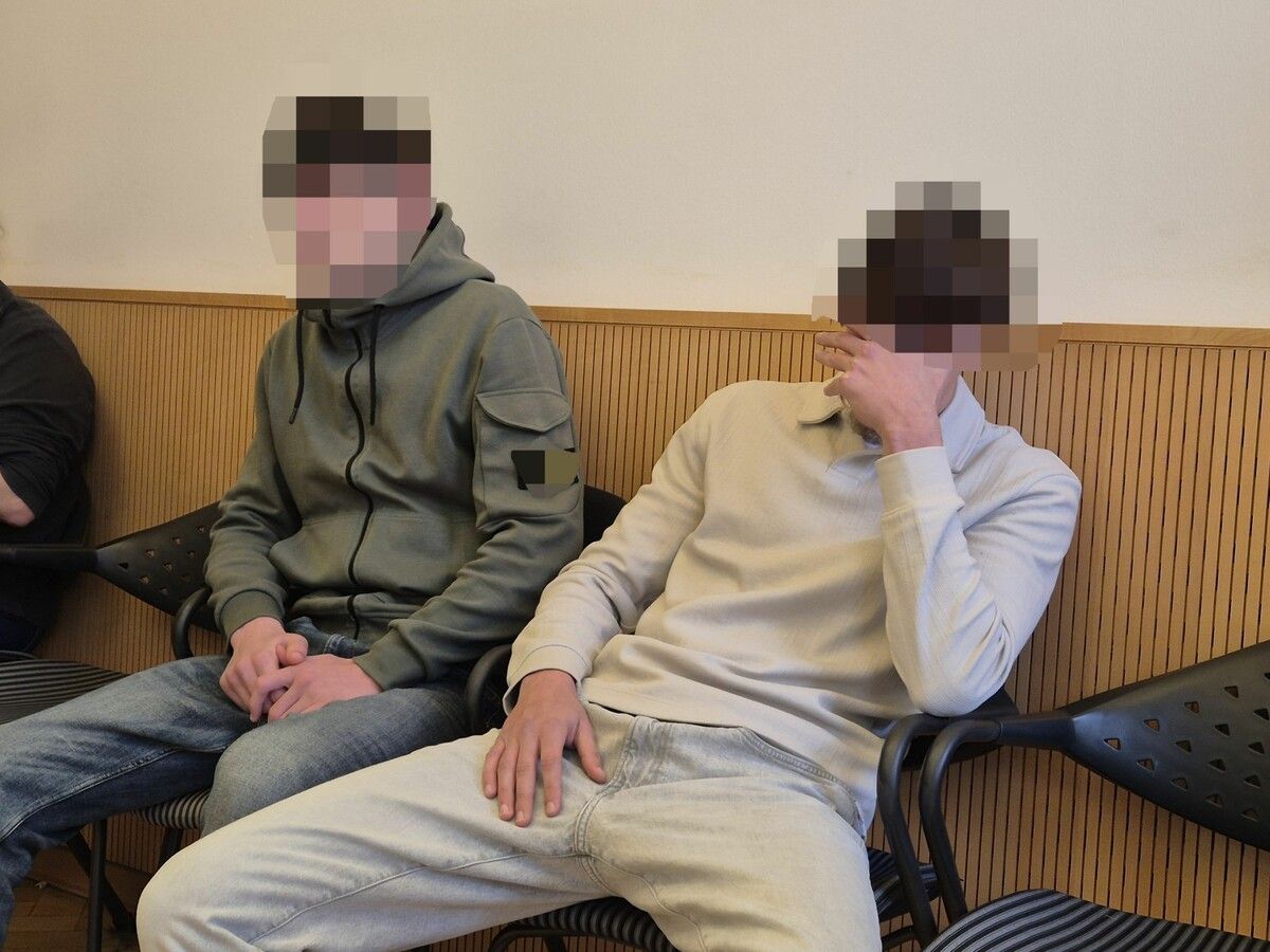 Die beiden jungen Angeklagten bei der Verhandlung vor Gericht. ⇒eckert