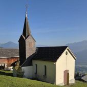 Kapelle in luftiger Höhe über dem Walgau