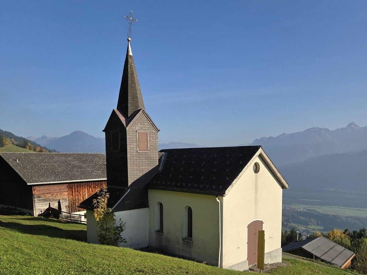 Die Benedikt-Kapelle in Dünserberg mit Blick Richtung Walgau.⇒os