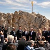 Zu viele Aufkleber – Gipfelkreuz auf Zugspitze braucht neues Gold