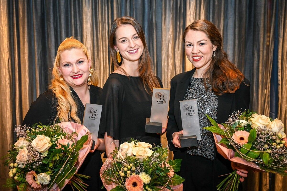 Die drei ausgezeichneten Sängerinnen Veronika Dünser, Corinna Scheurle und Lea Müller. ⇒udo mittelberger