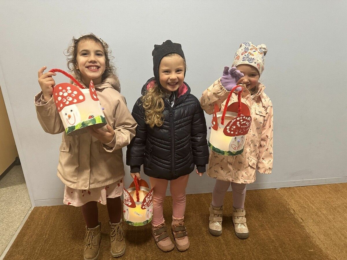 Die drei Freundinnen Flora, Katharina und Emilia waren schon tagelang voller Vorfreude auf das Laternenfest.⇒Monika Bischof
