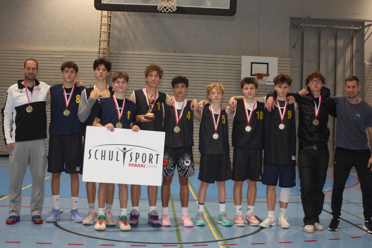 Die erfolgreichen Basketballer des Sportgymnasiums Dornbirn mit Trainer Sebastian Gmeiner (.).⇒Thomas Knobel