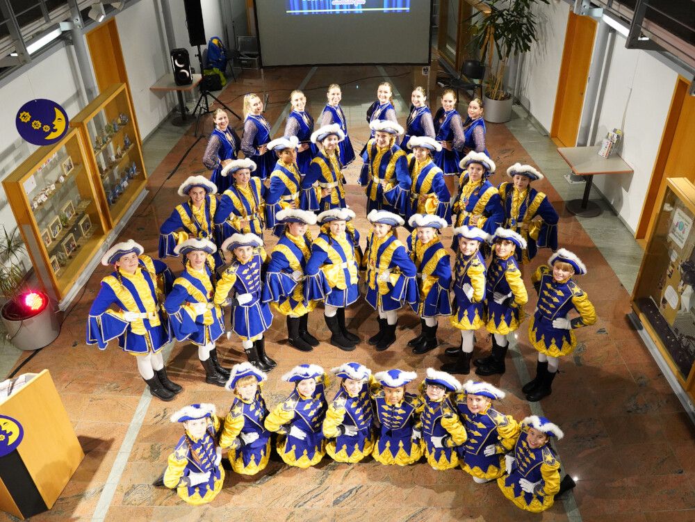 Die Gardemädchen der Hardar Mufängar beim Faschingsopening.