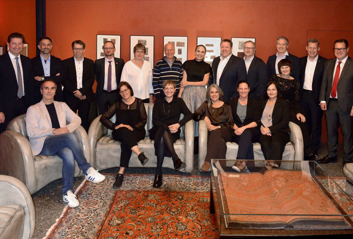 Die geehrten langjährigen Mitarbeiter der Sparkasse Dornbirn mit ihren Gratulanten.⇒FA