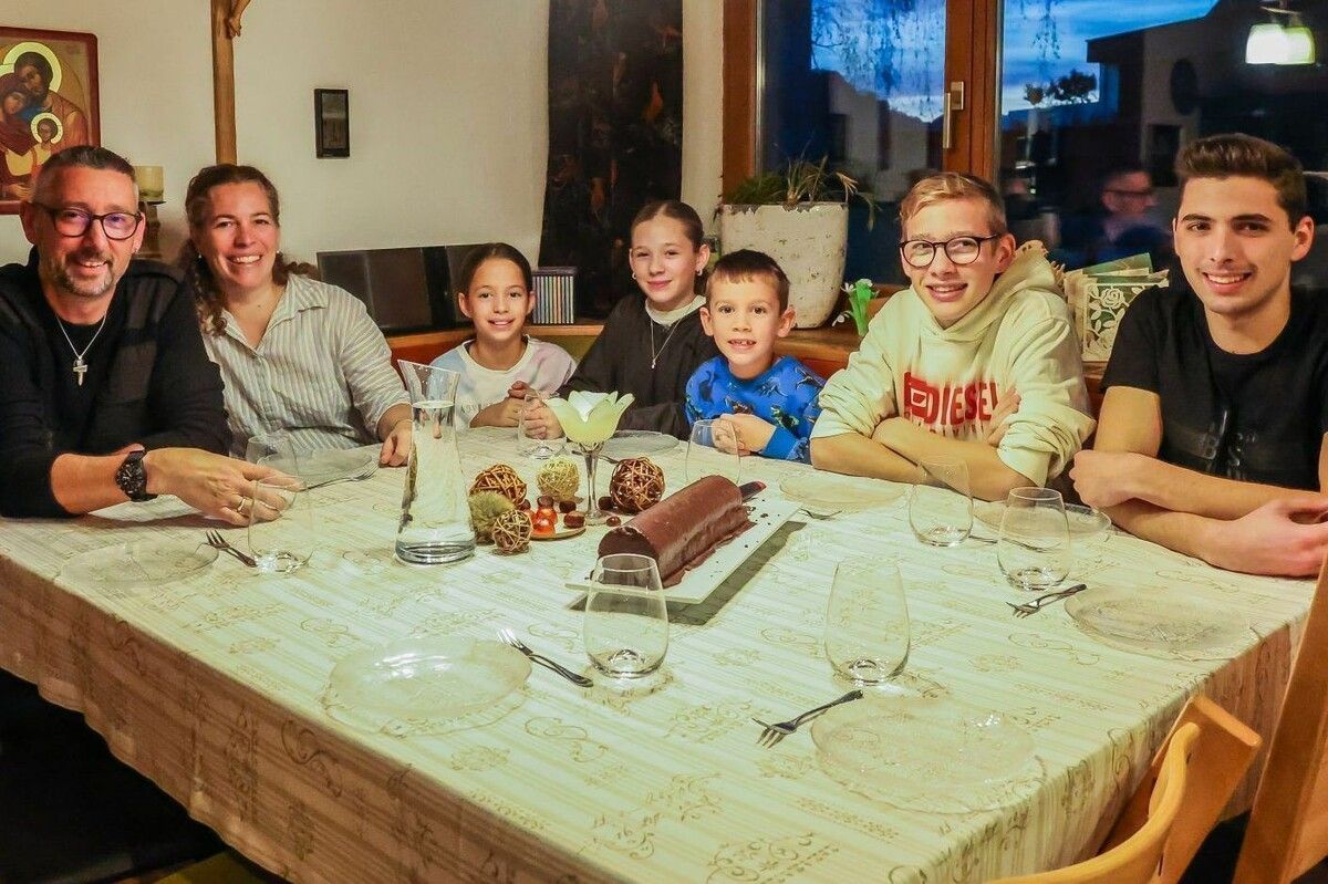 Die gemeinsamen Mahlzeiten sind feste Ankerpunkte im Familienalltag der Metzlers (zwei der Kinder fehlen auf dem Bild).⇒VN/Steurer