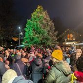 Warmer Lichterglanz an kaltem Winterabend