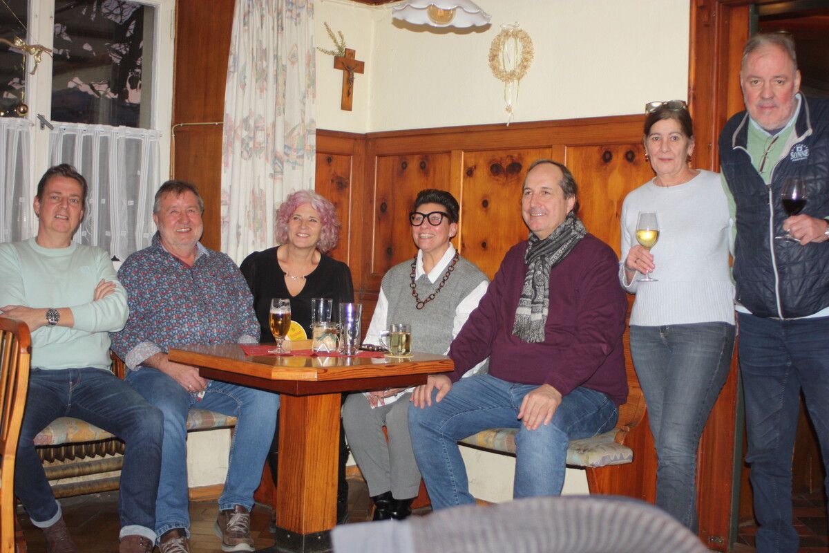 Die Inhaber vom Gasthaus Sonne in Rankweil, Andrea und Matthias Gantner, (rechts) feierten während dem WM-Finale mit den Gästen.⇒Knobel
