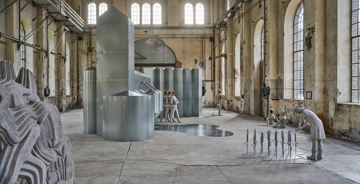 Die Installation vereint handgefertigte Mischwesen aus Beton, Holz und Bienenwaben mit antiken und modernen Motiven. ⇒⇒ Anna Hulačová, courtesy der Künstlerin und hunt kastner, Prag - Günter Richard Wett