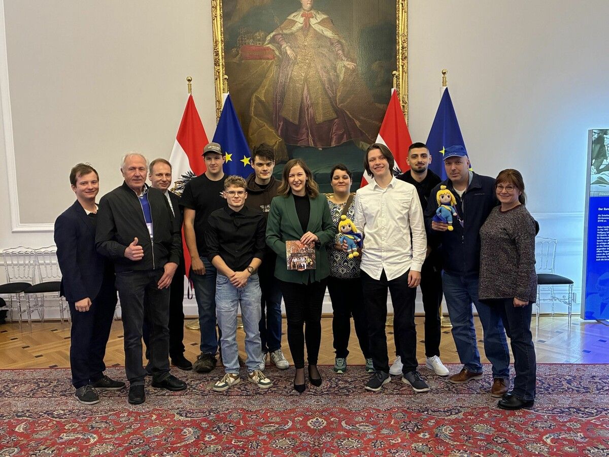 Die Japan-Truppe mit Christoph Rinderer im Bundeskanzleramt.⇒Carmen Thurnher