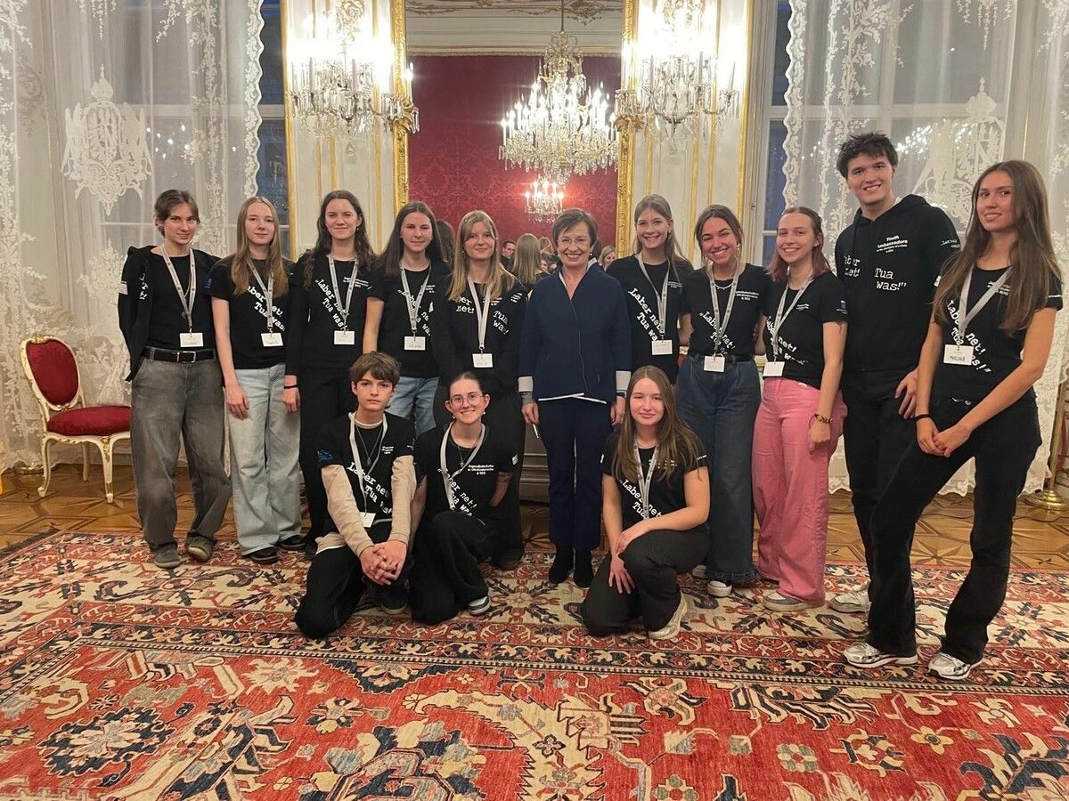 Die Jugendbotschafter*innen gemeinsam mit Doris Schmidauer während ihres Besuchs in der Hofburg. ⇒Malina fox