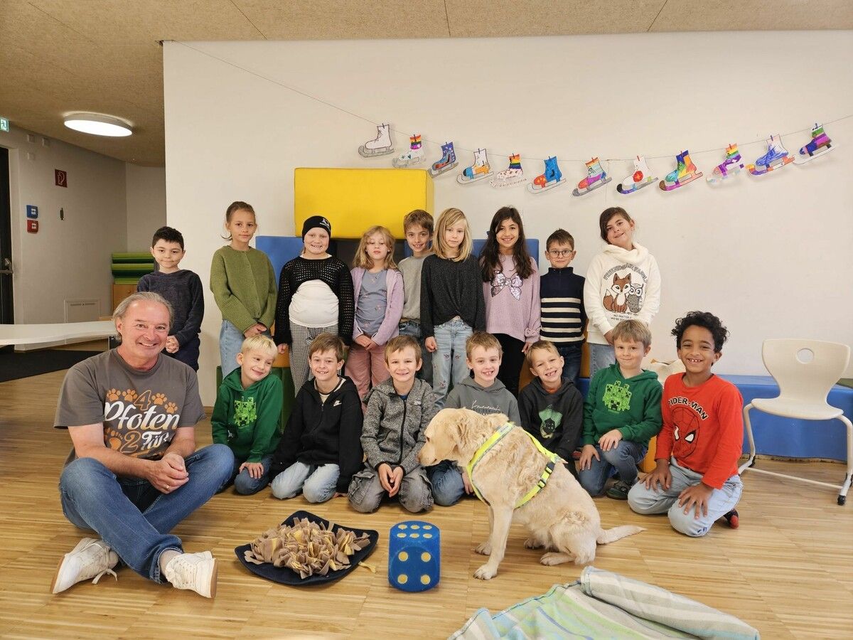 Die Kinder der zweiten Klassen der VS Tschagguns waren von Hündin Polly begeistert. ⇒Lea Stemer